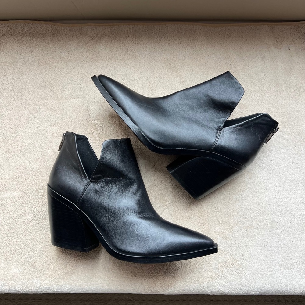 Vince Camuto Women 10M Black Leather Pointed Toe V-Cut Block Heel Booties Chic